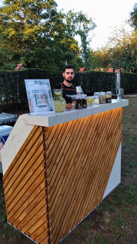 Barra móvil de madera montada en un evento
