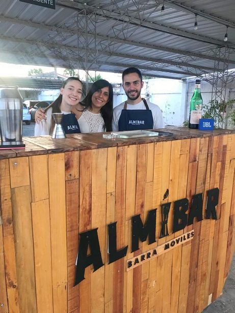 Bartenders de Almíbar atendiendo la barra